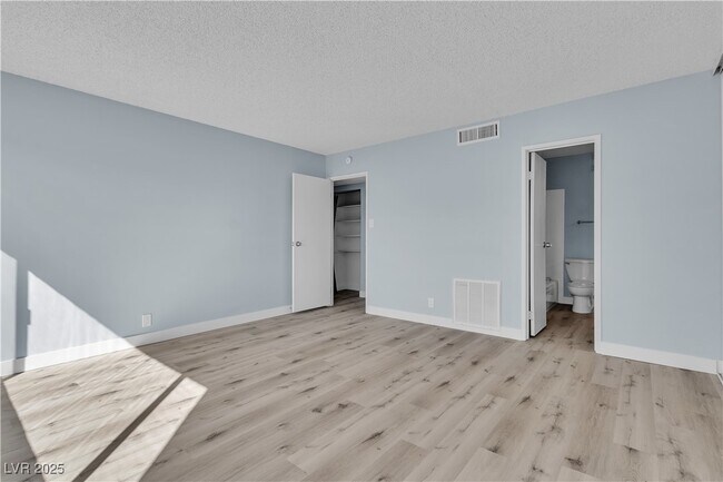 Building Photo - 725 N Royal Crest Cir
