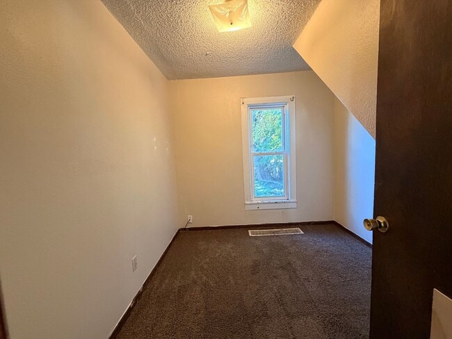 Building Photo - *LEASE SPECIAL* 3 Bedroom House $795