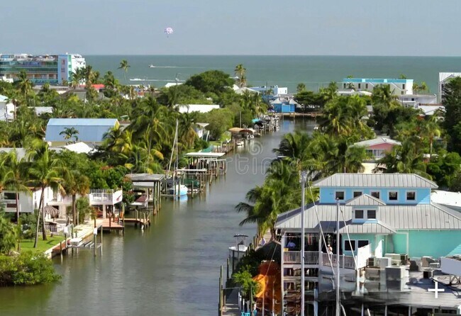 Building Photo - McGregor Woods  Community with Natural Surrounding Charm. Close to Sanibel.