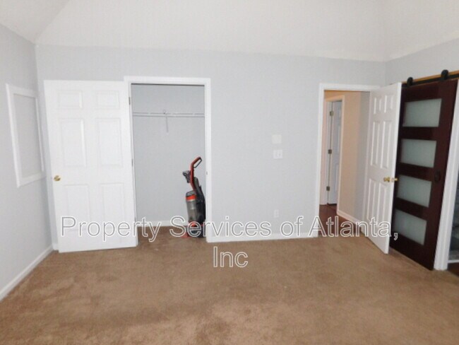 Building Photo - 5147 Round Table Dr