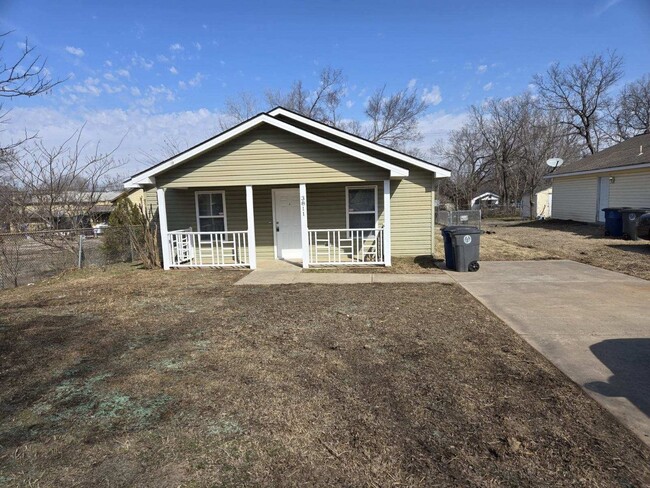 Building Photo - 3 Bed 1 Bath in West Tulsa available for i...