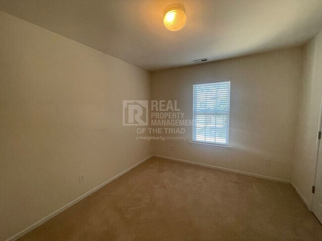 Building Photo - Amazing End Unit 3bd/2.5ba Townhome zoned ...