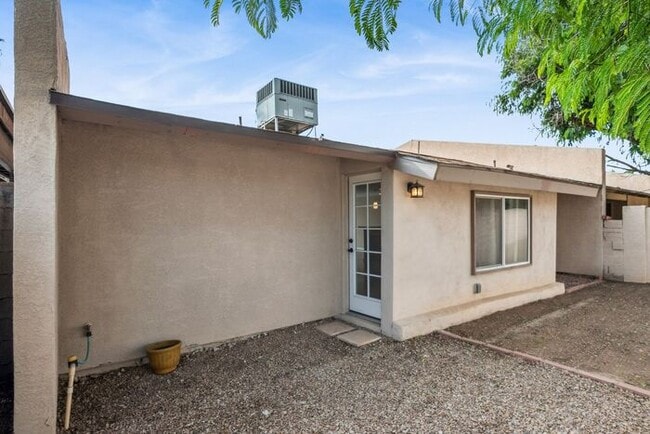 Building Photo - Cozy 2-bedroom, 1.5-bath townhome