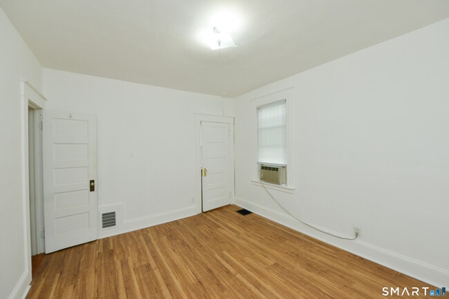 Building Photo - 390 Clinton St
