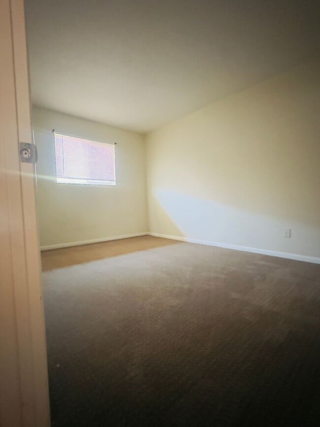 Building Photo - 2 Bed 2 Bath Duplex Long Term Rental!