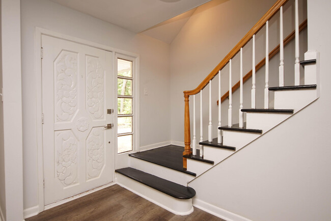 Building Photo - 596 L'Ombre Ct NE