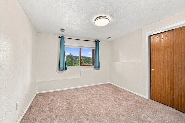 Building Photo - Beautiful mountain home