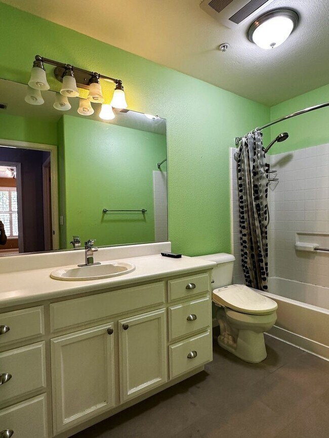 Building Photo - Gorgeous 3 bedroom, 2 and a half bathroom townhome in Hamilton Field for rent!