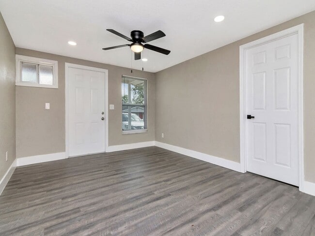 Building Photo - Great Location - 1 Bedroom 1 Bath Duplex w/ Backyard