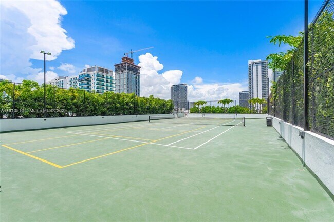 Building Photo - 700 NE 24th St