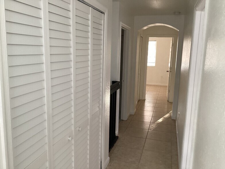 Building Photo - 2736 SE 15th Rd