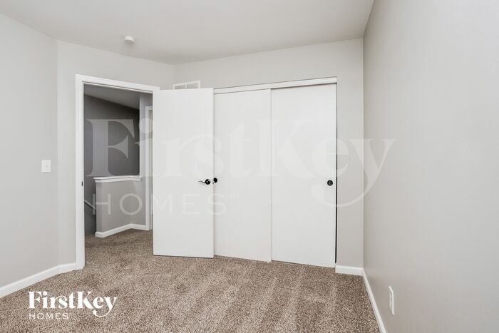 Building Photo - 215 Coachman Way