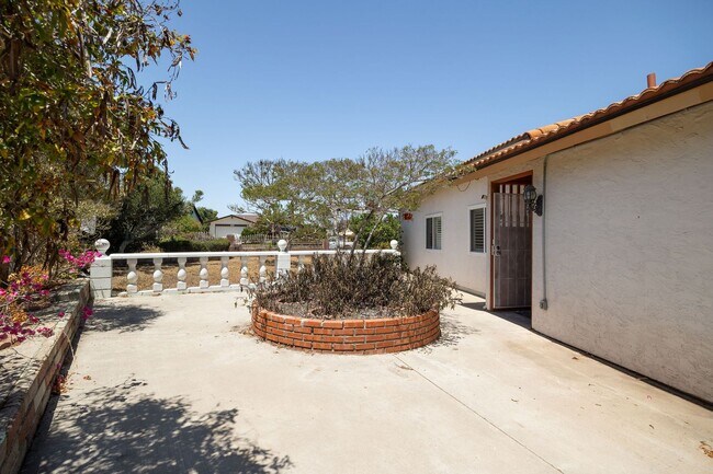 Building Photo - Attached 3-Bedroom Home with Spacious Yard...