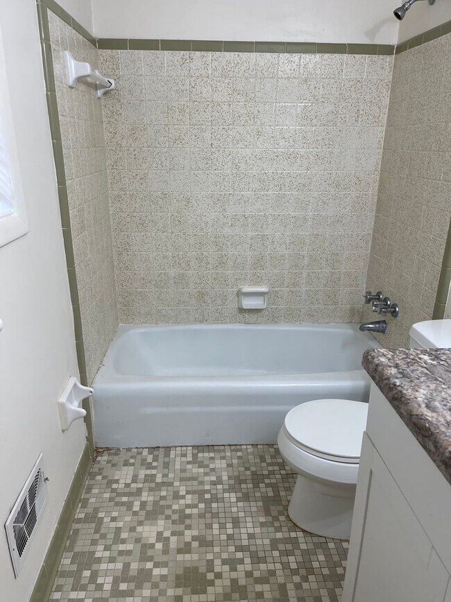 Building Photo - 1 Bedroom, 1 Bath Duplex Apartment on the Eastside! Available now!