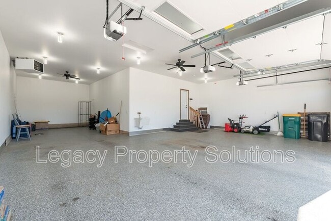 Building Photo - 527 Flint Dr