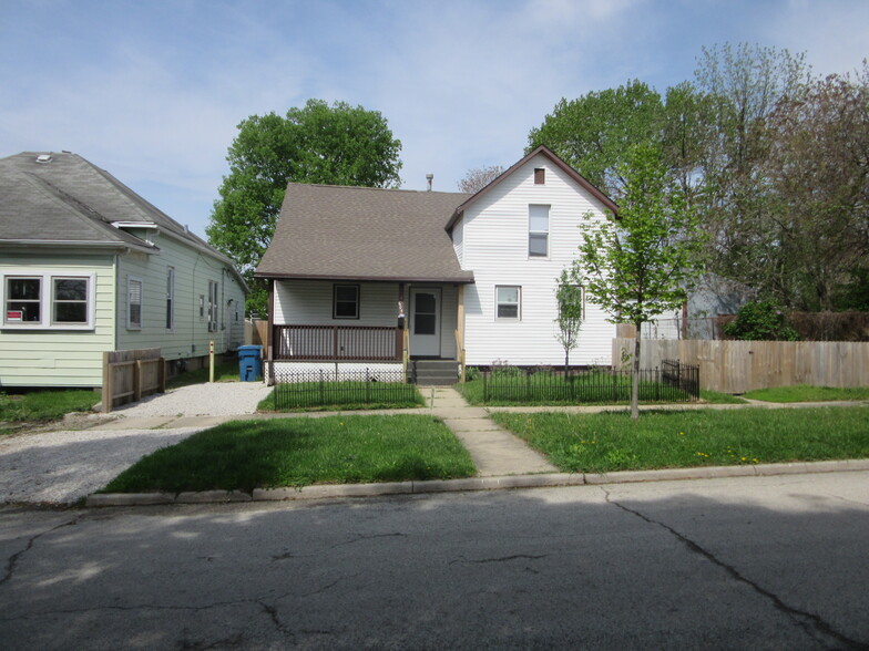 yard entrance on thr right - 605 N Walnut St