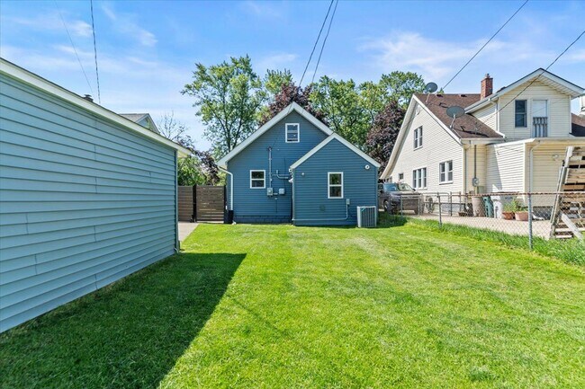 Building Photo - 136 W Mapledale Ave