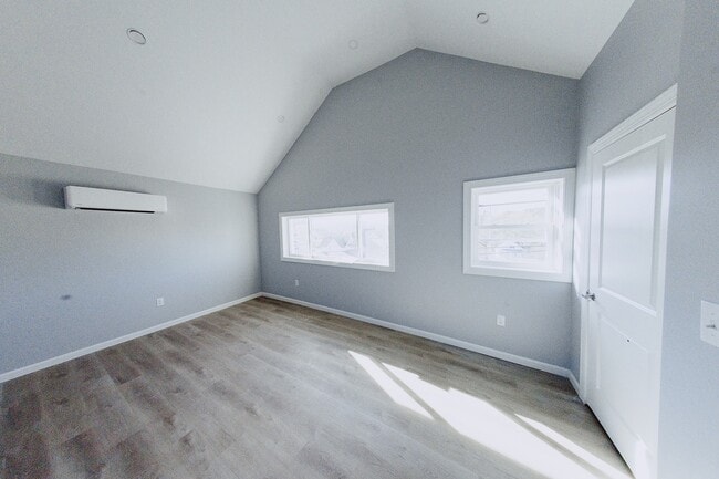 Building Photo - 955 E Elm St