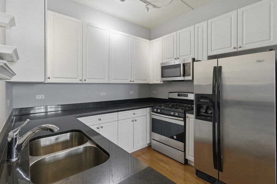 Building Photo - 873 N Larrabee St