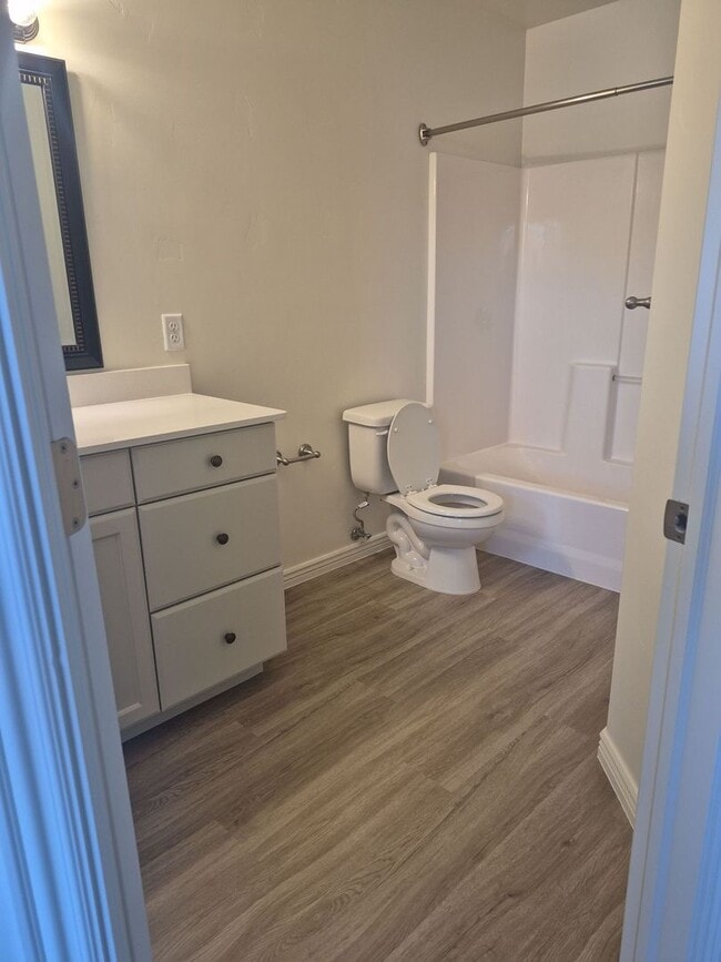 Building Photo - Remodeled 3 Bed / 2.5 Bath Townhome in Great Location