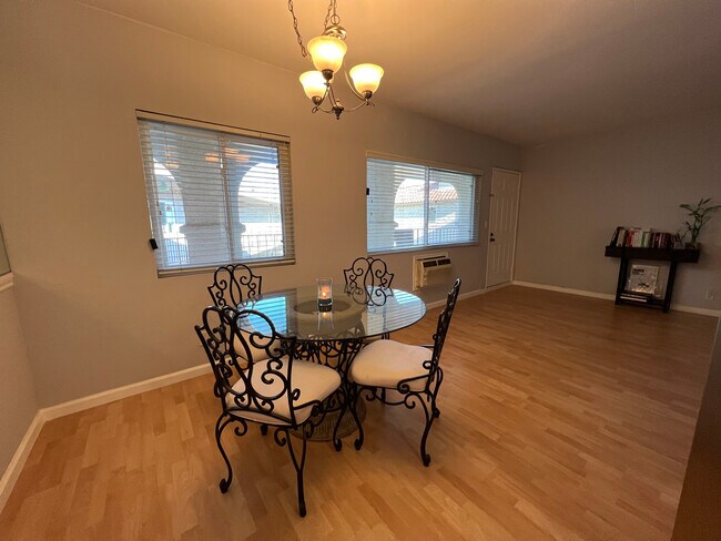 Dining area - 3010 Montrose Ave