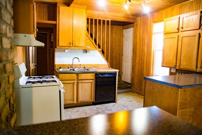 Building Photo - 5 Bed 2 Bath Como House Available September 2026