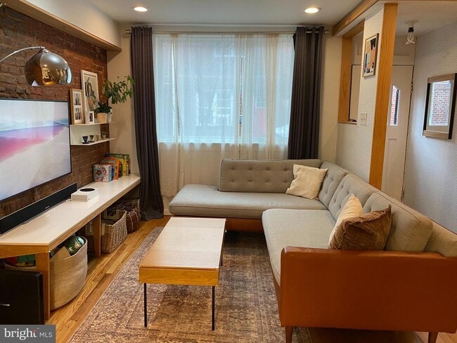 Building Photo - 1221 S Warnock St