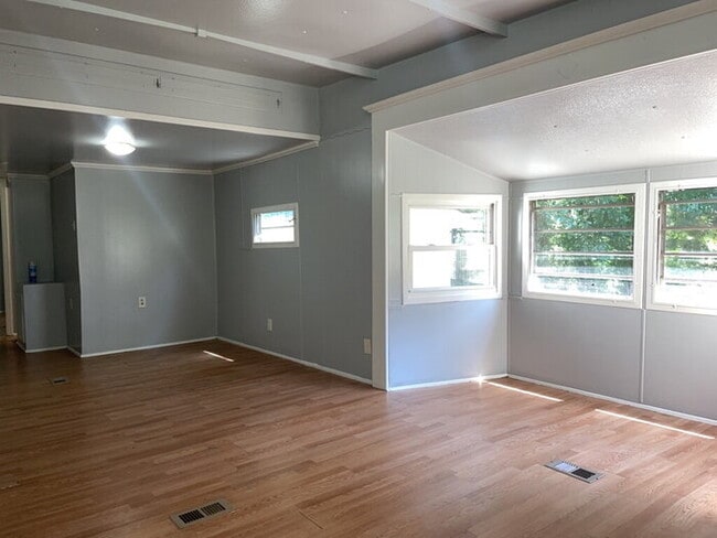 Building Photo - "Charming Greenville Retreat: Cozy 3-Bed, 2-Bath Home at 18 Whitehorse Rd Ext.!"
