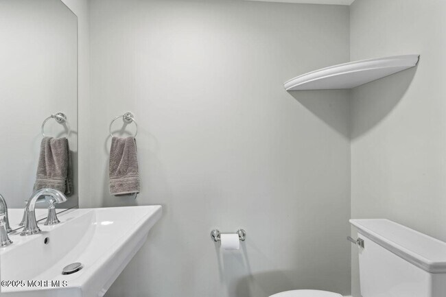 Building Photo - 553 Colts Neck Rd