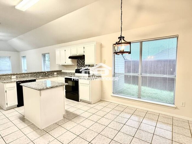 Building Photo - Ready for Move-In! Established neighborhoo...