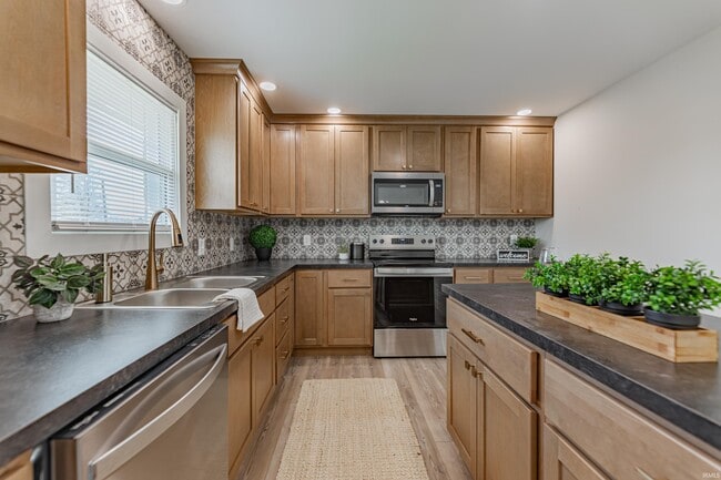 Building Photo - 911 Mayfair Dr