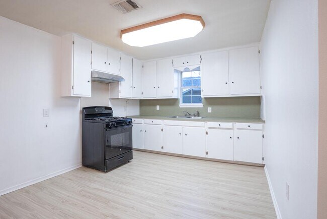Building Photo - 207 Harris St