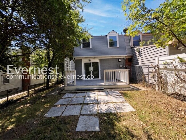 Building Photo - 3 Bed/1.5 Bath Townhome with Fenced Yard / Vouchers Accepted / Available Now!
