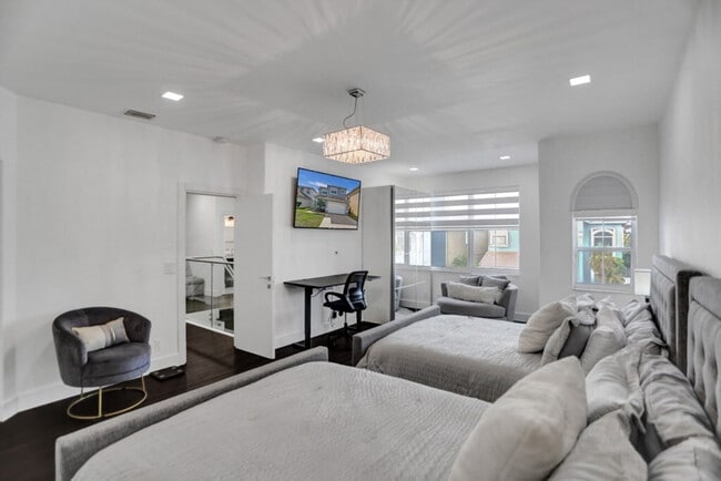 Building Photo - 3824 SW 49th Pl