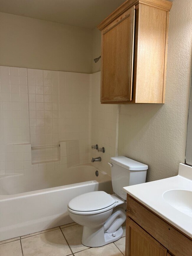 Building Photo - Cougar Ridge III Duplex