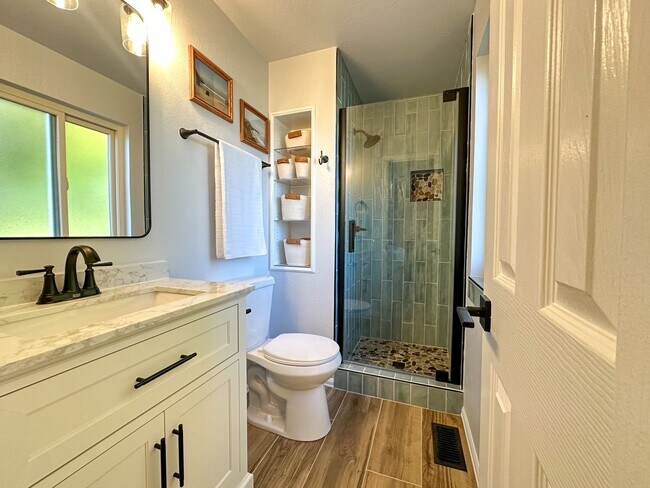 Building Photo - Updated Single-Family Home with Large Back...