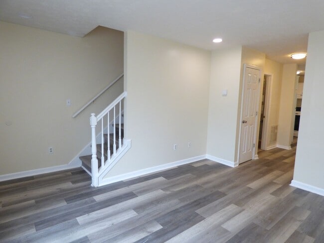 Building Photo - Beautiful Townhouse! All Electric, Washer/...