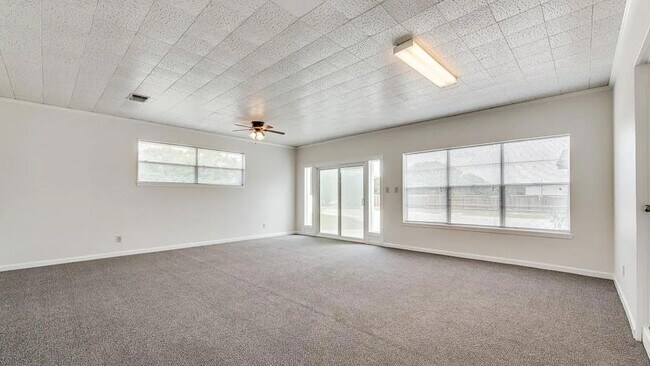 Building Photo - 101 Pine View Dr
