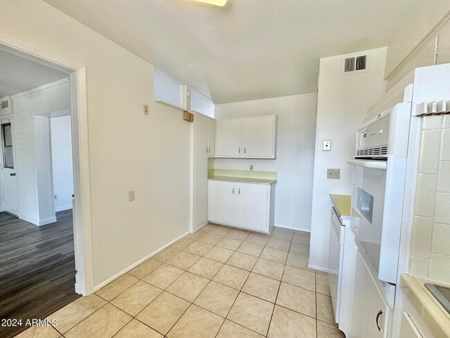 Building Photo - 11013 N 110th Dr