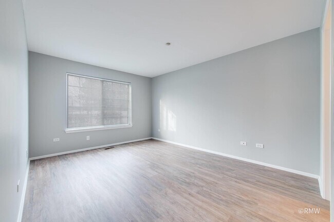Building Photo - 460 Mayflower Ln