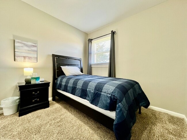 Building Photo - Welcoming Two Bedroom Apartment on Whitaker