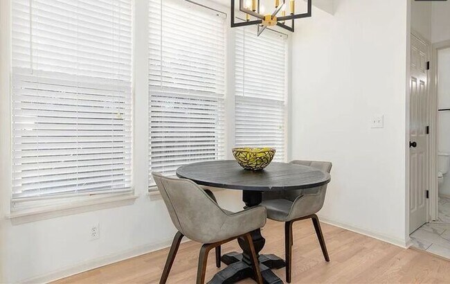 Building Photo - Spacious and Elegant 4 BR 3.5 BA Home in Olathe!