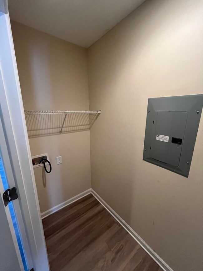 Building Photo - 3 bedroom townhome