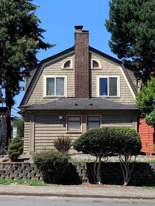 Building Photo - UW Duplex