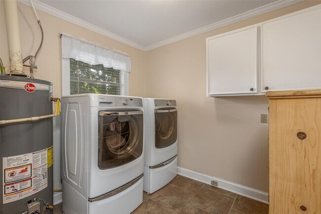 Building Photo - Available Now in Beautiful Southern Hills!
