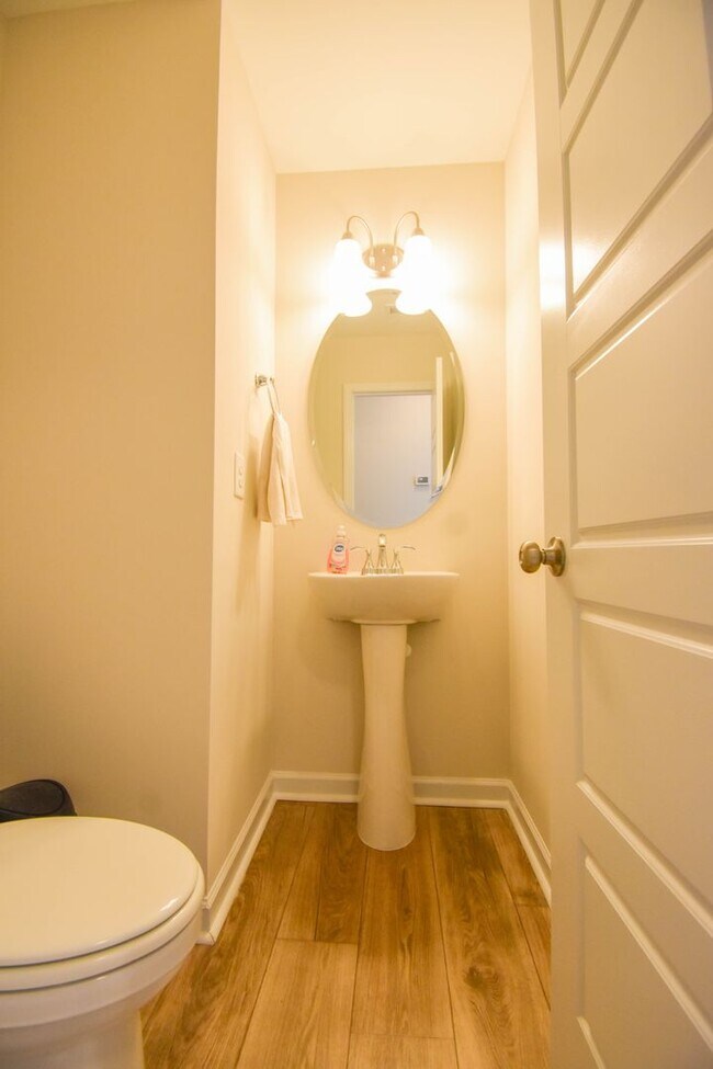 Building Photo - 3 Bedroom 2.5 Bathroom- Built in 2024!