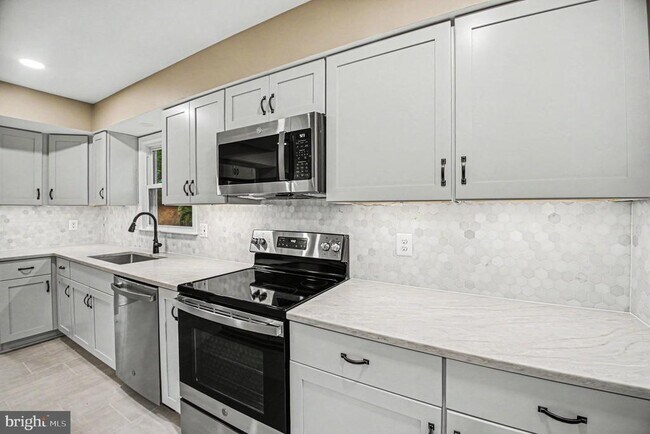 Building Photo - 16200 Edgewood Dr