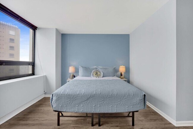 Building Photo - 1 bedroom in Chicago IL 60657