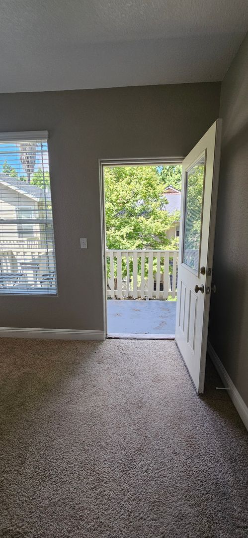 Building Photo - G Street 6 Plex