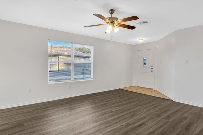 Building Photo - Charming 3 Bed, 2 Bath House with Serene Yard